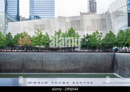 Le 9/11 septembre Memorial Museum, officiellement connu sous le nom de National September 11 Memorial & Museum, est une importante institution culturelle située dans Lower Manh Banque D'Images
