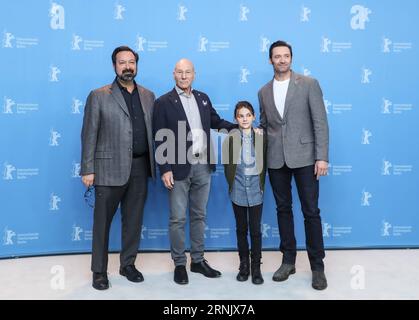 (170218) -- BERLIN, 17 février 2017 -- (de gauche à droite) le réalisateur James Mangold, l'acteur Patrick Stewart, l'actrice Dafne Keen et l'acteur Hugh Jackman assistent à un photocall pour le film Logan lors du 67e Festival international du film de la Berlinale à Berlin, capitale de l'Allemagne, le 17 février 2017. )(gj) GERMANY-BERLIN-67E BERLINALE- LOGAN ShanxYuqi PUBLICATIONxNOTxINxCHN Berlin février 17 2017 de l à r réalisateur James Mangold acteur Patrick Stewart l'actrice Dafne KEEN et l'acteur Hugh Jackman assistent à un appel photo pour le film Logan lors du 67e Festival international du film de Berlin capitale de l'Allemagne O Banque D'Images