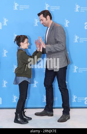 (170218) -- BERLIN, 17 février 2017 -- l'acteur Hugh Jackman (à droite) et l'actrice Dafne Keen réagissent à un photocall pour le film Logan lors du 67e Festival international du film de la Berlinale à Berlin, capitale de l'Allemagne, le 17 février 2017. )(gj) GERMANY-BERLIN-67E BERLINALE- LOGAN ShanxYuqi PUBLICATIONxNOTxINxCHN Berlin février 17 2017 l'acteur Hugh Jackman r et l'actrice Dafne KEEN réagissent LORS d'un appel photo pour le film Logan lors du 67e Festival international du film de Berlin capitale de l'Allemagne LE 17 2017 février GJ Allemagne Berlin 67e Berlinale Logan PUBLICATIONxNOXTxNOXNXTxINN Banque D'Images