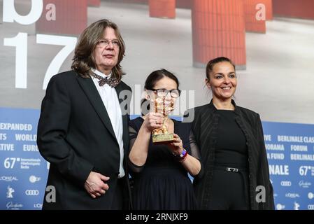 La réalisatrice hongroise Ildiko Enyedi (C) du film Testrol es lelekrol (sur le corps et l'âme) pose pour des photos avec les acteurs après avoir reçu l'Ours d'or du meilleur film lors de la cérémonie de remise des prix du 67e Festival international du film de Berlinale à Berlin, capitale de l'Allemagne, le 18 février 2017. Le film hongrois Testrol es lelekrol (sur le corps et l'âme) a remporté le prix de l'Ours d'or du meilleur film au 67e Festival international du film de Berlin samedi. )(gj) ALLEMAGNE-BERLIN-67E BERLINALE-OURS DORÉ SUR LE CORPS ET L'ÂME ShanxYuqi PUBLICATIONxNOTxINxCHN Hongrois Femme réalisatrice Ildiko Enyedi C of Banque D'Images