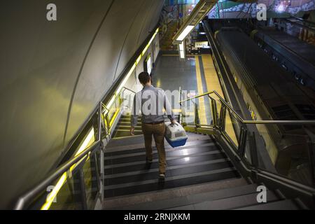 Un homme porte son petit chien dans un chenil, alors qu’il marchait en bas pour monter à bord du métro à Buenos Aires, Argentine, le 18 février 2017. Selon la presse locale, le gouvernement de Buenos Aires a informé qu’à partir de samedi les passagers pourront voyager avec de petits chiens et chats à travers toutes les lignes de métro sans avoir à payer de frais supplémentaires. Mart¨ªn Zabala) (mz) (ma) (fnc) (yk) ARGENTINA-BUENOS AIRES-SOCIETY-PETS e MARTINxZABALA PUBLICATIONxNOTxINxCHN un homme porte son petit chien dans un chenil tout en descendant les escaliers pour monter à bord du métro à Buenos Aires Argentine LE 18 2017 février selon Banque D'Images