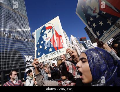 Les manifestants brandissent des pancartes pour manifester contre le président américain Donald Trump devant la Trump Tower à Chicago, aux États-Unis, le 19 février 2017. États-Unis-CHICAGO-MANIFESTATION JimxYoung PUBLICATIONxNOTxINxCHN les manifestants brandissent des pancartes pour manifester contre le président américain Donald Trump devant la Trump Tower à Chicago les États-Unis LE 19 2017 février 2017 U Chicago Protest PUBLICATIONxNOTxINxCHN Banque D'Images