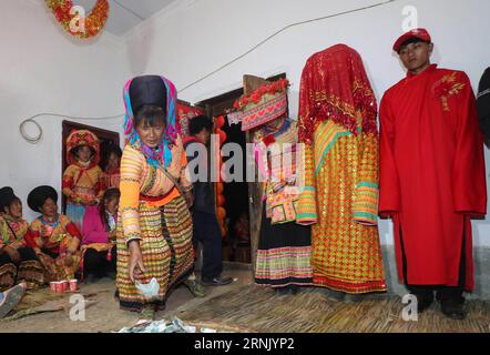 (170222) -- DECHANG, 21 février 2017 -- mariée et marié exécutent des rituels lors d'une cérémonie de mariage traditionnelle du groupe ethnique Lisu dans le village de Xiaonanshan du comté de Dechang, préfecture autonome Yi de Liangshan, province du Sichuan, sud-ouest de la Chine, 21 février 2017. Les villageois Zhang Xiaofang et Ji Zerong se sont mariés et ont subi une cérémonie de mariage traditionnelle de l'ethnie Lisu. )(wsw) CHINA-DECHANG-TRADITIONAL WEDDING CEREMONY (CN) JiangxHongjing PUBLICATIONxNOTxINxCHN Dechang Feb 21 2017 mariée et marié exécutent rituel au cours d'une cérémonie de mariage traditionnelle du groupe ethnique Lisu AU Village de D. Banque D'Images