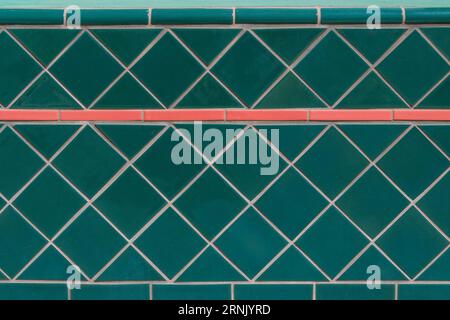 Motif de carreaux muraux de losanges/carrés, et rectangles étroits en vert et rose. Banque D'Images