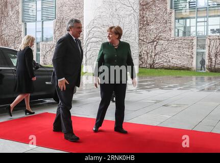 (170224) -- BERLIN, 24 février 2017 -- la chancelière allemande Angela Merkel (1e R) accueille Antonio Tajani (2e R), président du Parlement européen en visite à Berlin, en Allemagne, le 24 février 2017. (lrz) ALLEMAGNE-BERLIN-PARLEMENT EUROPÉEN-PRÉSIDENT-VISITE ShanxYuqi PUBLICATIONxNOTxINxCHN Berlin février 24 2017 la chancelière allemande Angela Merkel 1e r accueille le Président du Parlement européen Antonio Tajani 2e r à Berlin Allemagne LE 24 2017 février lrz Allemagne Berlin LE Président du Parlement européen visite PUBLICATIONxNOTxINxCHN Banque D'Images