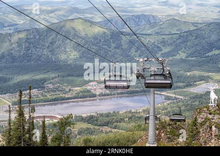 Gros plan d'une cabine de télésiège sur le fond des montagnes Banque D'Images