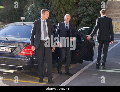 Syrien-Gespräche à Genf (170225) -- GENÈVE, 25 février 2017 -- Staffan de Mistura (C), envoyé spécial des Nations Unies pour la Syrie, arrive pour une réunion de pourparlers de paix intra-syriens avec la délégation du gouvernement syrien au Palais des Nations à Genève, Suisse, le 25 février 2017. La dernière série de pourparlers de paix intra-syriens médités par l'ONU est entrée dans la troisième journée à Genève samedi alors que l'envoyé spécial des Nations Unies pour la Syrie Staffan de Mistura a tenu une réunion avec la délégation du gouvernement syrien. (wtc) POURPARLERS DE PAIX SUISSE-GENÈVE-ONU-SYRIE XuxJinquan PUBLICATIONxNOTxINxCHN discussions sur la Syrie à Genève Genève février 25 2017 spécial ONU en Banque D'Images