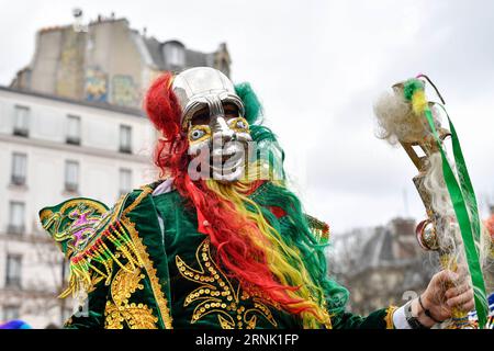 (170226) -- PARIS, 26 février 2017 -- Un fêtard bolivien assiste au Carnaval de Paris 2017 à Paris, France, le 26 février 2017.) FRANCE-PARIS-2017 CARNAVAL DE PARIS ChenxYichen PUBLICATIONxNOTxINxCHN Paris février 26 2017 un fêtard bolivien assiste au Carnaval de Paris 2017 à Paris France LE 26 2017 février France Paris 2017 Carnaval de Paris ChenxYichen PUBLICATIONxNOTxINxCHN Banque D'Images