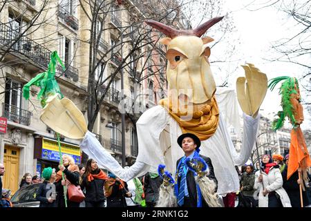 (170226) -- PARIS, le 26 février 2017 -- les révélateurs assistent au Carnaval de Paris 2017 à Paris, France, le 26 février 2017.) FRANCE-PARIS-2017 CARNAVAL DE PARIS ChenxYichen PUBLICATIONxNOTxINxCHN Paris février 26 2017 Revelle participer au Carnaval de Paris 2017 à Paris France LE 26 2017 février France Paris 2017 Carnaval de Paris ChenxYichen PUBLICATIONxNOTxINxCHN Banque D'Images