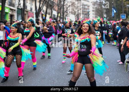 (170226) -- PARIS, 26 février 2017 -- les révéleurs dansent pendant le Carnaval de Paris 2017 à Paris, France, le 26 février 2017.) FRANCE-PARIS-2017 CARNAVAL DE PARIS ChenxYichen PUBLICATIONxNOTxINxCHN Paris février 26 2017 Revel danse pendant le Carnaval de Paris 2017 France LE 26 2017 février France Paris 2017 Carnaval de Paris ChenxYichen PUBLICATIONxNOTxINxCHN Banque D'Images