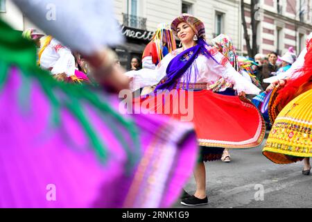 (170226) -- PARIS, 26 février 2017 -- les révéleurs de l'Équateur dansent pendant le Carnaval de Paris 2017 à Paris, France, le 26 février 2017.) FRANCE-PARIS-2017 CARNAVAL DE PARIS ChenxYichen PUBLICATIONxNOTxINxCHN Paris Fév 26 2017 Revelle d'Équateur danse pendant le Carnaval de Paris 2017 France LE 26 2017 Fév Paris 2017 Carnaval de Paris ChenxYichen PUBLICATIONxNOTxINxCHN Banque D'Images