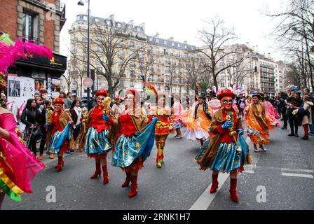 (170226) -- PARIS, 26 février 2017 -- les révéleurs de Bolivie dansent pendant le Carnaval de Paris 2017 à Paris, France, le 26 février 2017.) FRANCE-PARIS-2017 CARNAVAL DE PARIS CuixJinyong PUBLICATIONxNOTxINxCHN Paris février 26 2017 Revelle de Bolivie danse pendant le Carnaval de Paris 2017 France LE 26 2017 février Paris 2017 Carnaval de Paris PUBLICATIONxNOTxINxCHN Banque D'Images