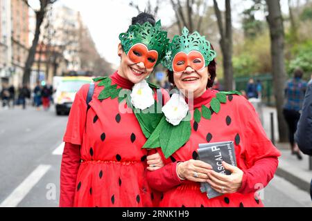 (170226) -- PARIS, 26 février 2017 -- deux femmes vêtues de costumes de fraises assistent au Carnaval de Paris 2017 à Paris, France, le 26 février 2017.) FRANCE-PARIS-2017 CARNAVAL DE PARIS ChenxYichen PUBLICATIONxNOTxINxCHN Paris février 26 2017 deux femmes vêtues de costumes de fraise assistent au Carnaval de Paris 2017 à Paris France LE 26 2017 février France Paris 2017 Carnaval de Paris ChenxYichen PUBLICATIONxNOTxINxCHN Banque D'Images