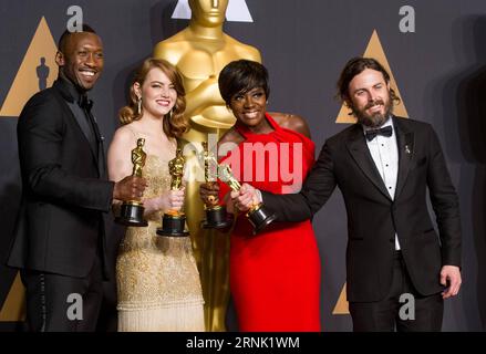 (G-D) l'acteur Mahershala Ali, gagnante du meilleur second rôle pour Moonlight, Emma Stone, gagnante de la meilleure actrice pour la la Land, Viola Davis, gagnante du meilleur second rôle pour Fences, et Casey Affleck, lauréat du prix du meilleur acteur pour Manchester by the Sea, pose pour des photos de groupe à la salle de presse de la 89e cérémonie des Oscars au Dolby Theater de Los Angeles, aux États-Unis, le 26 février 2017. ) (Zxj) U.S.-LOS ANGELES-OSCAR-AWARD YangxLei PUBLICATIONxNOTxINxCHN l r acteur Mahershala Ali gagnant du meilleur acteur de second plan pour Moonlight Emma Stone gagnant de la meilleure actrice pour la la la Country Viola Davis gagnant Banque D'Images