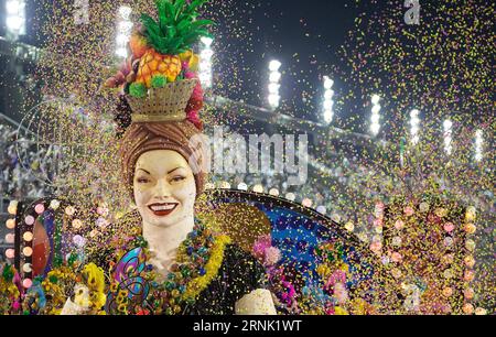 Karneval Rio de Janeiro - Sambaschulen im Sambodrom - Un char de l'école de samba Paraiso do Tuiuti participe aux défilés du Carnaval au Sambadrome à Rio de Janeiro, Brésil, le 27 février 2017. Les groupes spéciaux écoles de Samba du Rio Carnaval 2017 ont commencé leur défilé ici dimanche. )(gj) BRÉSIL-RIO DE JANEIRO-CARNAVAL LixMing PUBLICATIONxNOTxINxCHN Carnaval Rio de Janeiro écoles de Sambadrom une flottille de l'école de Samba Paraiso do Tuiuti participe aux défilés du Carnaval AU Sambadrome à Rio de Janeiro Brésil LE 27 2017 février groupes spéciaux écoles de Sambadrom Banque D'Images