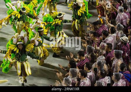 - Les fêtards de l'école de samba Paraiso do Tuiuti participent aux défilés du Carnaval au Sambadrome à Rio de Janeiro, Brésil, le 27 février 2017. Les groupes spéciaux écoles de Samba du Rio Carnaval 2017 ont commencé leur défilé ici dimanche. )(gj) BRÉSIL-RIO DE JANEIRO-CARNIVAL LixMing PUBLICATIONxNOTxINxCHN Revels of Paraiso do Tuiuti Samba School Participez aux défilés du Carnaval AU Sambadrome à Rio de Janeiro Brésil LE 27 2017 février groupes spéciaux les écoles de Samba du Carnaval de Rio 2017 ont commencé leur défilé ici dimanche GJ Brésil Rio carnaval de Janeiro LixMing PUBLICATIONxNO Banque D'Images