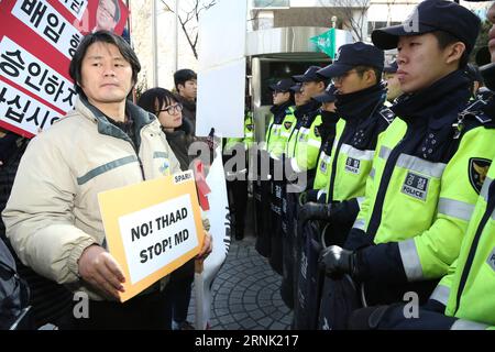 (170227) -- SÉOUL, le 27 février 2017 -- les gens protestent contre le déploiement d'un système de défense antimissile américain avancé devant le siège de Lotte à Séoul, Corée du Sud, le 27 février 2017. Lotte Group, le cinquième conglomérat de Corée du Sud, a décidé lundi d offrir son terrain de golf pour servir de site à la défense régionale de haute altitude terminale (THAAD). (Zjy) CORÉE DU SUD-SÉOUL-THAAD-PROTEST LeexSang-ho PUBLICATIONxNOTxINxCHN Séoul février 27 2017 des célébrités protestent contre le déploiement du système avancé de défense antimissile américain devant le siège de la Lotte à Séoul Corée du Sud février 27 20 Banque D'Images