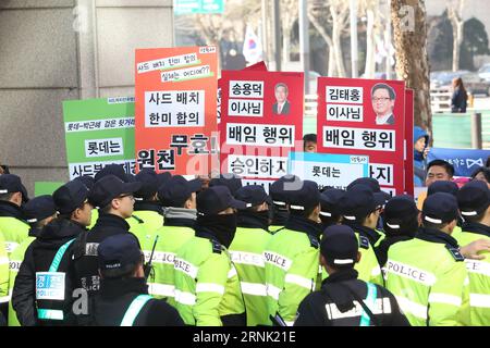 (170227) -- SÉOUL, le 27 février 2017 -- les gens protestent contre le déploiement d'un système de défense antimissile américain avancé devant le siège de Lotte à Séoul, Corée du Sud, le 27 février 2017. Lotte Group, le cinquième conglomérat de Corée du Sud, a décidé lundi d offrir son terrain de golf pour servir de site à la défense régionale de haute altitude terminale (THAAD). (Zjy) CORÉE DU SUD-SÉOUL-THAAD-PROTEST LeexSang-ho PUBLICATIONxNOTxINxCHN Séoul février 27 2017 des célébrités protestent contre le déploiement du système avancé de défense antimissile américain devant le siège de la Lotte à Séoul Corée du Sud février 27 20 Banque D'Images