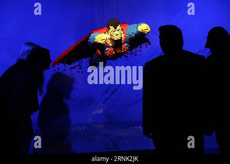 (170228) -- LONDRES, 28 février 2017 -- les visiteurs regardent l'œuvre Soaring faite de briques Lego lors de l'exposition The Art of Brick : DC Super Heroes de l'artiste Nathan Sawaya, sur la rive sud à Londres, en Grande-Bretagne, le 28 février 2017. L'exposition présentait des sculptures inspirées de l'univers DC Comics et utilisait plus de 2 millions de briques Lego. BRITAIN-LONDRES-LEGO EXPOSITION D'ART TimxIreland PUBLICATIONxNOTxINxCHN Londres février 28 2017 les visiteurs regardent l'œuvre Soaring faite de briques Lego lors de l'exposition The Art of Brick DC Super Heroes de l'artiste Nathan Sawaya SUR la rive sud à Londres Grande-Bretagne O. Banque D'Images