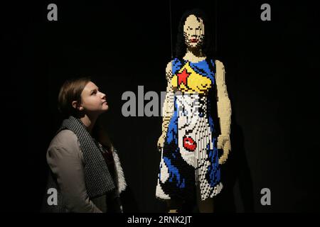 (170228) -- LONDRES, 28 février 2017 -- Un visiteur regarde l'œuvre Amazon Warrior faite de briques Lego lors de l'exposition The Art of Brick : DC Super Heroes de l'artiste Nathan Sawaya, sur la rive sud à Londres, en Grande-Bretagne, le 28 février 2017. L'exposition présentait des sculptures inspirées de l'univers DC Comics et utilisait plus de 2 millions de briques Lego. BRITAIN-LONDRES-LEGO EXPOSITION D'ART TimxIreland PUBLICATIONxNOTxINxCHN Londres février 28 2017 un visiteur regarde l'œuvre Amazon Warrior faite de briques Lego pendant l'exposition The Art of Brick DC Super Heroes de l'artiste Nathan Sawaya SUR la rive sud i. Banque D'Images