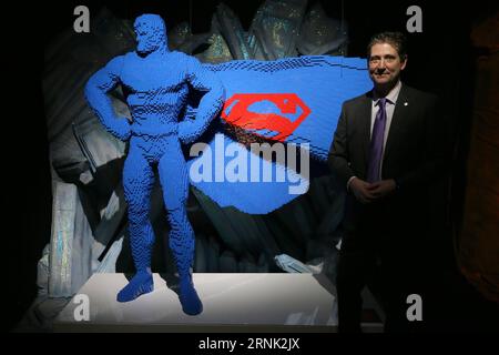 (170228) -- LONDRES, 28 février 2017 -- l'artiste Nathan Sawaya pose pour une photo avec son œuvre Superman : Blue faite de briques Lego lors de l'exposition The Art of Brick : DC Super Heroes de l'artiste Nathan Sawaya, sur la rive sud à Londres, en Grande-Bretagne, le 28 février 2017. L'exposition présentait des sculptures inspirées de l'univers DC Comics et utilisait plus de 2 millions de briques Lego. BRITAIN-LONDON-LEGO EXPOSITION D'ART TimxIreland PUBLICATIONxNOTxINxCHN Londres février 28 2017 artiste Nathan Sawaya pose pour une photo avec son travail Superman Blue fait de briques Lego lors de l'exposition The Art of Brick DC Super H. Banque D'Images