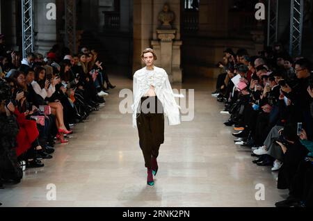 (170228) -- PARIS, le 28 février 2017 -- Un mannequin présente une création d ID, une marque de designer de Hong Kong, lors de la semaine de mode prêt-à-porter Femme automne hiver 2017/18 à Paris, France, le 28 février 2017.) FRANCE-PARIS-FASHION WEEK-HONG KONG-BRANDS ChenxYichen PUBLICATIONxNOTxINxCHN Paris Fév 28 2017 un modèle présente une création d'ID a Hong Kong Designers S marque lors de la semaine de la mode Femme S prêt à porter hiver 2017 18 à Paris France LE 28 2017 février France Paris Fashion week Hong Kong marques ChenxYichen PUBLICATIONxNOTxINxCHN Banque D'Images