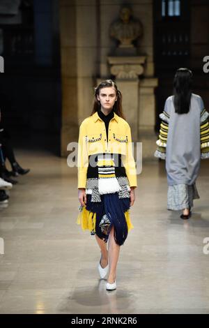 (170228) -- PARIS, le 28 février 2017 -- des mannequins présentent les créations de Cynthia&Xiao, une marque de créateurs de Hong Kong, lors de la semaine de la mode prêt-à-porter Femme automne hiver 2017/18 à Paris, France, le 28 février 2017.) FRANCE-PARIS-FASHION WEEK-HONG KONG-BRANDS ChenxYichen PUBLICATIONxNOTxINxCHN Paris février 28 2017 les modèles présentent les créations d'une marque Hong Kong Designers S lors de la Fashion week hiver 2017 18 femmes S prêt à porter à Paris France LE 28 2017 février France Paris Fashion week Hong Kong marques ChenxYichen PUBLICATIONxNOTxINxCHN Banque D'Images