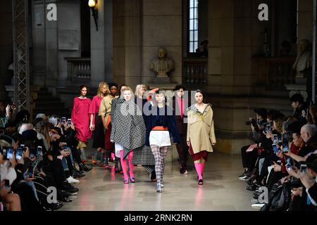 (170228) -- PARIS, le 28 février 2017 -- des mannequins présentent des créations de FFIXXED STUDIOS, une marque de créateurs de Hong Kong, lors de la semaine de la mode prêt-à-porter Femme automne hiver 2017/18 à Paris, France, le 28 février 2017.) FRANCE-PARIS-FASHION WEEK-HONG KONG-BRANDS ChenxYichen PUBLICATIONxNOTxINxCHN Paris février 28 2017 les modèles présentent les créations de Ffixxed Studios a Hong Kong Designers S marque lors de la semaine de la mode Femme S prêt à porter hiver 2017 18 à Paris France LE 28 2017 février France Paris Fashion week Hong Kong marques ChenxYichen PUBLICATIONxNOTxINxCHN Banque D'Images