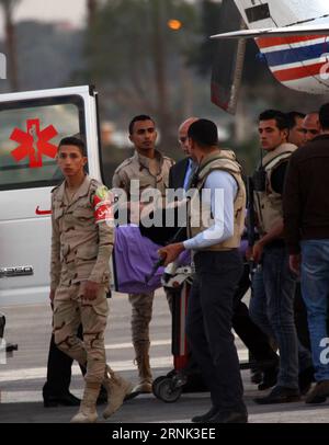 Ägypten : Gericht spricht Hosni Mubarak frei (170302) -- LE CAIRE, LE 2 mars 2017 -- l'ancien président égyptien Hosni Mubarak est allongé sur une civière alors qu'il était transporté à l'hôpital militaire Maadi au Caire, en Égypte, le 2 mars 2017. Un tribunal égyptien a rendu un verdict final jeudi confirmant l'acquittement de l'ancien président Hosni Moubarak des accusations d'être responsable du meurtre des manifestants qui ont rejoint le soulèvement de 2011 qui a mis fin à son règne de trois décennies, a rapporté l'agence de presse officielle MENA. ÉGYPTE-LE CAIRE-ANCIEN PRÉSIDENT-MOUBARAK-ACQUITTEMENT-CONFIRMÉ AhmedxGomaa PUBLICATIONxNOTxINxCHN Égypte Cour Banque D'Images