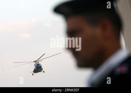 Ägypten : Gericht spricht Hosni Mubarak frei (170302) -- LE CAIRE, LE 2 mars 2017 -- Un hélicoptère transportant l'ancien président égyptien Hosni Mubarak atterrit à l'hôpital militaire Maadi au Caire, en Égypte, le 2 mars 2017. Un tribunal égyptien a rendu un verdict final jeudi confirmant l'acquittement de l'ancien président Hosni Moubarak des accusations d'être responsable du meurtre des manifestants qui ont rejoint le soulèvement de 2011 qui a mis fin à son règne de trois décennies, a rapporté l'agence de presse officielle MENA. EGYPTE-LE CAIRE-L'ANCIEN PRÉSIDENT-MOUBARAK-ACQUITTEMENT-CONFIRMÉ AhmedxGomaa PUBLICATIONxNOTxINxCHN la Cour égyptienne parle Hosni M. Banque D'Images