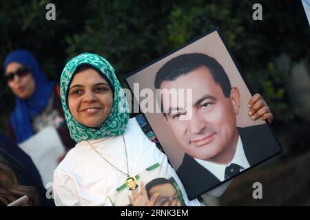 Ägypten : Gericht spricht Hosni Mubarak frei 170302 -- LE CAIRE, le 2 mars 2017 -- Un partisan de l'ancien président égyptien Hosni Mubarak assiste à un rassemblement à l'hôpital militaire Maadi au Caire, en Égypte, le 2 mars 2017. Un tribunal égyptien a rendu un verdict final jeudi confirmant l'acquittement de l'ancien président Hosni Moubarak des accusations d'être responsable du meurtre des manifestants qui ont rejoint le soulèvement de 2011 qui a mis fin à son règne de trois décennies, a rapporté l'agence de presse officielle MENA. ÉGYPTE-CAIRE-ANCIEN PRÉSIDENT-MOUBARAK-ACQUITTEMENT-CONFIRMÉ AHMEDXGOMAA PUBLICATIONXNOTXINXCHN Banque D'Images