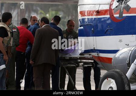 Bilder des Tages Ägypten : Gericht spricht Hosni Mubarak frei (170302) -- LE CAIRE, LE 2 mars 2017 -- l'ancien président égyptien Hosni Mubarak est escorté par du personnel médical et de sécurité dans un hélicoptère à l'hôpital militaire Maadi au Caire, en Égypte, le 2 mars 2017. Un tribunal égyptien a rendu un verdict final jeudi confirmant l'acquittement de l'ancien président Hosni Moubarak des accusations d'être responsable du meurtre des manifestants qui ont rejoint le soulèvement de 2011 qui a mis fin à son règne de trois décennies, a rapporté l'agence de presse officielle MENA. ÉGYPTE-CAIRE-ANCIEN PRÉSIDENT-MOUBARAK-ACQUITTEMENT-CONFIRMÉ AHMEDXGOMA Banque D'Images