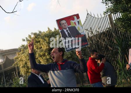 Ägypten : Gericht spricht Hosni Mubarak frei (170302) -- LE CAIRE, LE 2 mars 2017 -- Un partisan de l'ancien président égyptien Hosni Mubarak assiste à un rassemblement à l'hôpital militaire Maadi au Caire, en Égypte, le 2 mars 2017. Un tribunal égyptien a rendu un verdict final jeudi confirmant l'acquittement de l'ancien président Hosni Moubarak des accusations d'être responsable du meurtre des manifestants qui ont rejoint le soulèvement de 2011 qui a mis fin à son règne de trois décennies, a rapporté l'agence de presse officielle MENA. ÉGYPTE-CAIRE-ANCIEN PRÉSIDENT-MOUBARAK-ACQUITTEMENT-CONFIRMÉ AhmedxGomaa PUBLICATIONxNOTxINxCHN la Cour égyptienne parle Banque D'Images