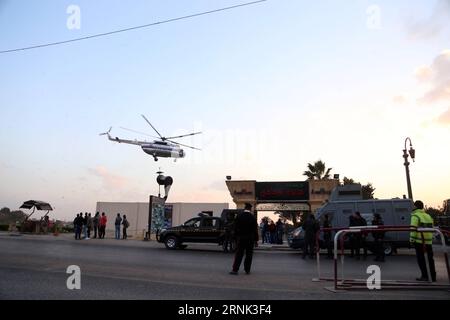 Ägypten : Gericht spricht Hosni Mubarak frei (170302) -- LE CAIRE, LE 2 mars 2017 -- Un hélicoptère transportant l'ancien président égyptien Hosni Mubarak atterrit à l'hôpital militaire Maadi au Caire, en Égypte, le 2 mars 2017. Un tribunal égyptien a rendu un verdict final jeudi confirmant l'acquittement de l'ancien président Hosni Moubarak des accusations d'être responsable du meurtre des manifestants qui ont rejoint le soulèvement de 2011 qui a mis fin à son règne de trois décennies, a rapporté l'agence de presse officielle MENA. EGYPTE-LE CAIRE-L'ANCIEN PRÉSIDENT-MOUBARAK-ACQUITTEMENT-CONFIRMÉ AhmedxGomaa PUBLICATIONxNOTxINxCHN la Cour égyptienne parle Hosni M. Banque D'Images