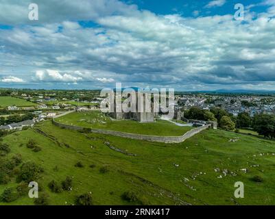 Vue aérienne du Rocher de Cashel emblématique monument historique irlandais avec chapelle romane, une cathédrale gothique, une abbaye, la salle des vicaires Choral et un Banque D'Images