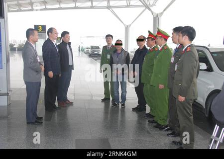 (170304) -- HANOÏ, le 4 mars 2017 -- des policiers vietnamiens transfèrent deux suspects économiques chinois qui se sont rendus à l'aéroport international de Noi Bai dans la capitale vietnamienne Hanoi le 4 mars 2017.) (zy) VIETNAM-CHINE-POLICE-SUSPECT-TRANSFER LexYanna PUBLICATIONxNOTxINxCHN Hanoi Mars 4 2017 les policiers vietnamiens transfèrent deux suspects économiques chinois qui se sont rendus À l'aéroport international de Noi Bai au Vietnam capitale S Hanoi LE 4 2017 mars ZY Vietnam China police Transfer LexYanna PUBLICATIONxNOTxINxCHN Banque D'Images