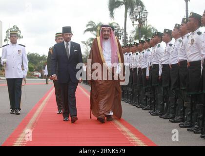 (170305) -- BANDAR SERI BEGAWAN, le 4 mars 2017 -- le sultan Haji Hassanal Bolkiah (Front L) et le roi saoudien Salman bin Abdul Aziz al Saoud (Front R) inspectent la garde d'honneur au palais Istana Nurul Iman à Bandar Seri Begawan, Brunei, le 4 mars 2017.) zf) BRUNEI-BANDAR SERI BEGAWAN-ARABIE SAOUDITE ROI VISITE JeffreyxWong PUBLICATIONxNOTxINxCHN Bandar Seri Begawan Mars 4 2017 Brunei Darussalam S Sultan Haji Hassanal Bolkiah Front l et visite du roi saoudien Salman am Abdul Aziz Al Saoud Front r inspecter la Garde D'HONNEUR AU palais Istana Nurul Istana à Bandar Seri Begawan Brun Banque D'Images