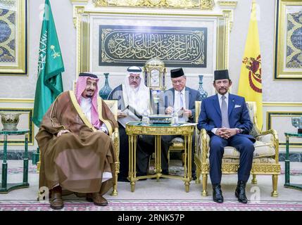 (170305) -- BANDAR SERI BEGAWAN, le 4 mars 2017 -- le sultan Haji Hassanal Bolkiah (1e R) rencontre le roi saoudien Salman bin Abdul Aziz al Saoud (1e L) au palais Istana Nurul Iman à Bandar Seri Begawan, Brunei, le 4 mars 2017.) (zf) BRUNEI-BANDAR SERI BEGAWAN-ARABIE SAOUDITE ROI VISITE JeffreyxWong PUBLICATIONxNOTxINxCHN Bandar Seri Begawan Mars 4 2017 Brunei Darussalam Sultan Haji Hassanal Bolkiah 1e r rencontre le roi saoudien Salman am Abdul Aziz Al Saud 1e AU palais Istana Nurul Iman à Bandar Seri Begawan Brunei Darussalam 4 mars 2017 ZF Brunei Darussalam Banque D'Images