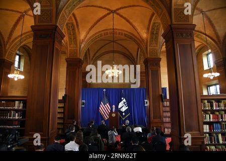 (170307) -- WASHINGTON, le 7 mars 2017 -- le secrétaire américain au Commerce Wilbur Ross (C) fait une annonce sur les règlements entre les autorités américaines et le fabricant chinois d'équipements de télécommunications ZTE Corp. à Washington D.C., aux États-Unis, le 7 mars 2017. Le fabricant chinois d'équipements de télécommunications ZTE Corp. a déclaré mardi qu'il avait conclu des accords avec les autorités américaines sur les contrôles des exportations américaines et les frais de sanctions. États-Unis-WASHINGTON D.C.-CHINE-ZTE-VIOLATION DES DROITS D'EXPORTATION-RÈGLEMENTS YinxBogu PUBLICATIONxNOTxINxCHN Washington Mars 7 2017 le secrétaire d'État au Commerce Wilbur Ross C fait UNE ANNONCE SUR le plateau Banque D'Images