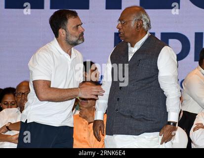 Mumbai, Inde. 01 septembre 2023. Rahul Gandhi, député de gauche à droite, interagit avec le président du Congrès national indien Mallikarjun Kharge lors de la conférence de presse de l’alliance INDIENNE à Mumbai. La conférence de presse s'est conclue par un plan visant à affronter l'Alliance démocratique nationale (NDA) lors des prochaines élections de Lok Sabha qui auront lieu en 2024. (Photo Ashish Vaishnav/SOPA Images/Sipa USA) crédit : SIPA USA/Alamy Live News Banque D'Images