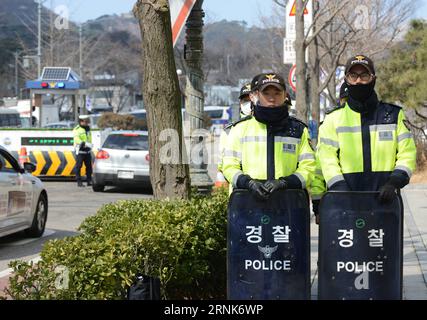 Amtsenthebungsverfahren gegen Park Geun-hye - Erhöhte Sicherheitsvorkehrungen in Südkorea (170309) -- SÉOUL, le 9 mars 2017 -- des policiers montent la garde près de la Maison Bleue présidentielle à Séoul, Corée du Sud, le 9 mars 2017. La Cour constitutionnelle de la Corée du Sud rendra une décision finale sur la question de savoir s il convient de destituer définitivement la Présidente Park Geun-hye de ses fonctions ou de la réintégrer à 11 h, heure locale (0200 h GMT) vendredi, a déclaré la Cour sur son site Internet. (zw) CORÉE DU SUD-POLITIQUE-PRÉSIDENT-DESTITUTION LiuxYun PUBLICATIONxNOTxINxCHN destitution contre Park Geun hye renforcement des arrangements de sécurité dans SO Banque D'Images