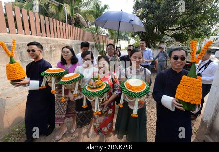 (170310) -- VIENTIANE, 10 mars 2017 -- Groom (arrière, C) se rend à la maison de la mariée avec ses parents et amis lors d'un mariage traditionnel lao tenu à Vientiane, Laos, le 10 mars 2017. Le mariage traditionnel lao a généralement lieu à la maison familiale de la mariée. La cérémonie de mariage peut avoir lieu le matin ou l'après-midi. ) (lrz) LAOS-VIENTIANE-MARIAGES TRADITIONNELS LiuxAilun PUBLICATIONxNOTxINxCHN Vientiane Mars 10 2017 Groom arrière C marche à la Maison mariée S avec ses parents et amis lors d'un mariage traditionnel lao héros à Vientiane Laos Mars 10 2017 mariage traditionnel lao Banque D'Images