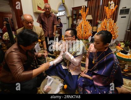 (170310) -- VIENTIANE, 10 mars 2017 -- une photo prise le 10 mars 2017 à Vientiane, Laos, montre une scène de Baci. Baci est une cérémonie importante pratiquée dans le mariage traditionnel lao. Le mariage traditionnel lao a généralement lieu à la maison familiale de la mariée. La cérémonie de mariage peut avoir lieu le matin ou l'après-midi. ) (lrz) LAOS-VIENTIANE-MARIAGES TRADITIONNELS LiuxAilun PUBLICATIONxNOTxINxCHN Vientiane Mars 10 2017 photo prise LE 10 2017 mars à Vientiane Laos montre une scène de baci baci EST à cérémonie IMPORTANTE pratiquée dans le mariage traditionnel lao mariage traditionnel lao EST habituellement H Banque D'Images