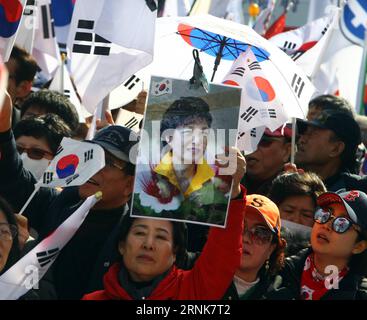 (170312) -- PÉKIN, le 12 mars 2017 -- les partisans de Park Geun-hye se rassemblent devant la décision de la Cour constitutionnelle sur la destitution de Park à Séoul, Corée du Sud, le 10 mars 2017. Le président sud-coréen Park Geun-hye a été définitivement démis de ses fonctions vendredi alors que la Cour constitutionnelle a confirmé la motion visant à mettre en accusation le leader frappé par le scandale. XINHUA PHOTO WEEKLY CHOICES YaoxQilin PUBLICATIONxNOTxINxCHN 170312 Pékin Mars 12 2017 célébrités soutenant Park Geun hye Rally devant la Cour constitutionnelle S décision SUR LA destitution de Park S à Séoul Corée du Sud Mars 10 2017 Président sud-coréen Pa Banque D'Images