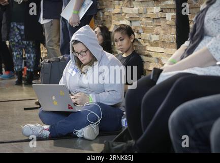 (170312) -- VANCOUVER, le 11 mars 2017 -- les gens apprennent à coder lors du 4e événement annuel HTML500 qui s'est tenu à Vancouver, Canada, le 11 mars 2017. Le HTML500 est le plus important événement d'apprentissage du codage au Canada qui visait à éduquer les gens à développer les connaissances sur la technologie informatique. )(yk) CANADA-VANCOUVER-CODE-LEARNING Liangxsen PUBLICATIONxNOTxINxCHN 170312 Vancouver Mars 11 2017 célébrités apprendre à coder au cours du 4e événement annuel Hero à Vancouver Canada Mars 11 2017 EST le plus grand événement apprendre à coder au Canada qui visait à éduquer les célébrités à CONSTRUIRE la connaissance SUR C. Banque D'Images