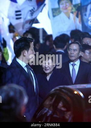 (170312) -- SÉOUL, le 12 mars 2017 -- la présidente sud-coréenne évincée Park Geun-hye (C) arrive à sa résidence privée à Séoul le 12 mars 2017. ) (lrz) CORÉE DU SUD-SÉOUL-PARK GEUN-HYE YaoxQilin PUBLICATIONxNOTxINxCHN 170312 Séoul Mars 12 2017 la Présidente sud-coréenne Park Geun hye C arrive À sa résidence privée à Séoul LE 12 2017 mars lrz Corée du Sud Séoul Parc Geun hye YaoxQilin PUBLICATIONxNOTxINxCHN Banque D'Images