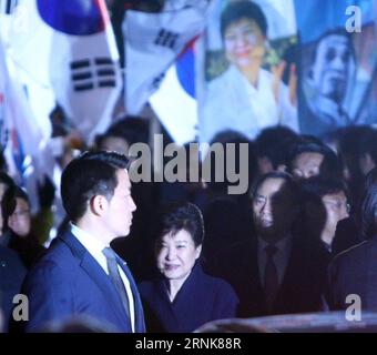 (170312) -- SÉOUL, le 12 mars 2017 -- la présidente sud-coréenne évincée Park Geun-hye (C) arrive à sa résidence privée à Séoul le 12 mars 2017. ) (lrz) CORÉE DU SUD-SÉOUL-PARK GEUN-HYE YaoxQilin PUBLICATIONxNOTxINxCHN 170312 Séoul Mars 12 2017 la Présidente sud-coréenne Park Geun hye C arrive À sa résidence privée à Séoul LE 12 2017 mars lrz Corée du Sud Séoul Parc Geun hye YaoxQilin PUBLICATIONxNOTxINxCHN Banque D'Images