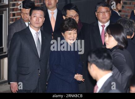 (170312) -- SÉOUL, le 12 mars 2017 -- la présidente sud-coréenne évincée Park Geun-hye (C) arrive à sa résidence privée à Séoul le 12 mars 2017. ) (lrz) CORÉE DU SUD-SÉOUL-PARK GEUN-HYE LeexSang-ho PUBLICATIONxNOTxINxCHN 170312 Séoul Mars 12 2017 la Présidente sud-coréenne Park Geun hye C arrive À sa résidence privée à Séoul LE 12 2017 mars lrz Corée du Sud Seoul Park Geun hye Ho PUBLICATIONxNOTxINxCHN Banque D'Images