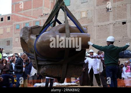 Ramsès-Statue in Kairo aus Schlammloch geborgen (170313) -- LE CAIRE, LE 13 mars 2017 -- une partie d'une statue royale de la 19e dynastie est soulevée par des ouvriers égyptiens sur le site d'une nouvelle découverte archéologique dans le quartier de Souq Al-Khamis dans la région d'Al-Matareya, le Caire, Égypte, le 13 mars 2017. Selon le ministère des Antiquités, deux statues royales de la 19e dynastie ont été trouvées à proximité du temple du roi Ramsès II par une mission archéologique germano-égyptienne. (wtc) EGYPTE-LE CAIRE-DÉCOUVERTE ARCHÉOLOGIQUE-STATUES AhmedxGomaa PUBLICATIONxNOTxINxCHN Ramsès Statue au Caire sortie trou de boue sauvé le Caire Mars 13 2017 Banque D'Images