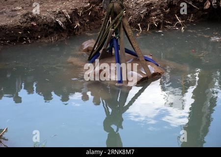 Ramsès-Statue in Kairo aus Schlammloch geborgen (170313) -- LE CAIRE, LE 13 mars 2017 -- une partie d'une statue royale de la 19e dynastie est soulevée par des ouvriers égyptiens sur le site d'une nouvelle découverte archéologique dans le quartier de Souq Al-Khamis dans la région d'Al-Matareya, le Caire, Égypte, le 13 mars 2017. Selon le ministère des Antiquités, deux statues royales de la 19e dynastie ont été trouvées à proximité du temple du roi Ramsès II par une mission archéologique germano-égyptienne. (wtc) EGYPTE-LE CAIRE-DÉCOUVERTE ARCHÉOLOGIQUE-STATUES AhmedxGomaa PUBLICATIONxNOTxINxCHN Ramsès Statue au Caire sortie trou de boue sauvé le Caire Mars 13 2017 Banque D'Images